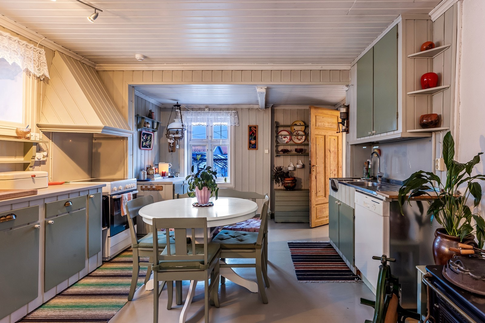 Kjøkkenet er romslig og har plass til en spiseplass for hverdagsmåltider. Galleribilde