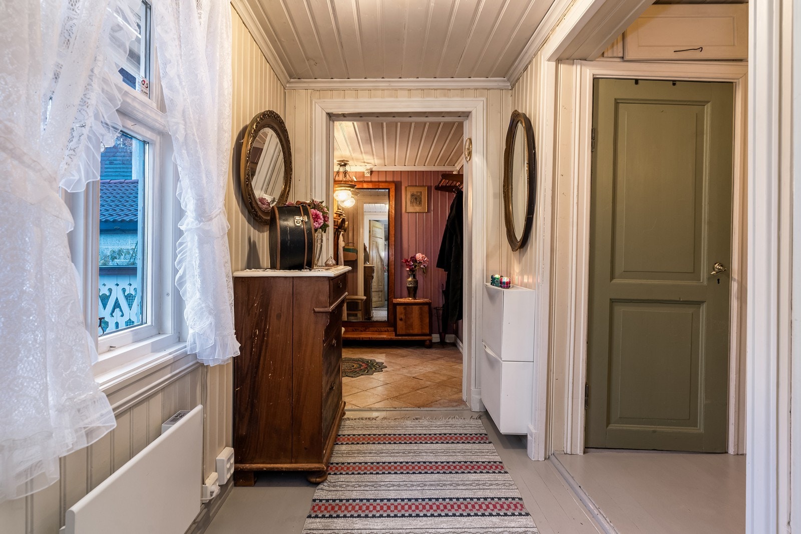 Fra entréen ledes du videre inn i en gjennomgående gang som binder rommene sammen. Galleribilde