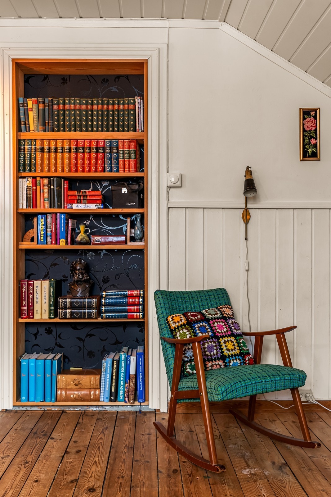 En plassbygd bokhylle gir en fin detalj og god oppbevaringsplass. Galleribilde