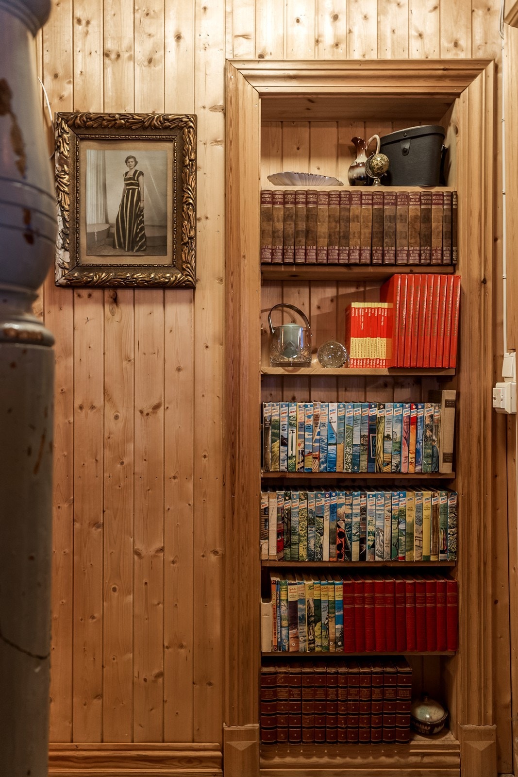 Trapperommet opp til andre etasje har smarte, plassbygde hyller. Galleribilde