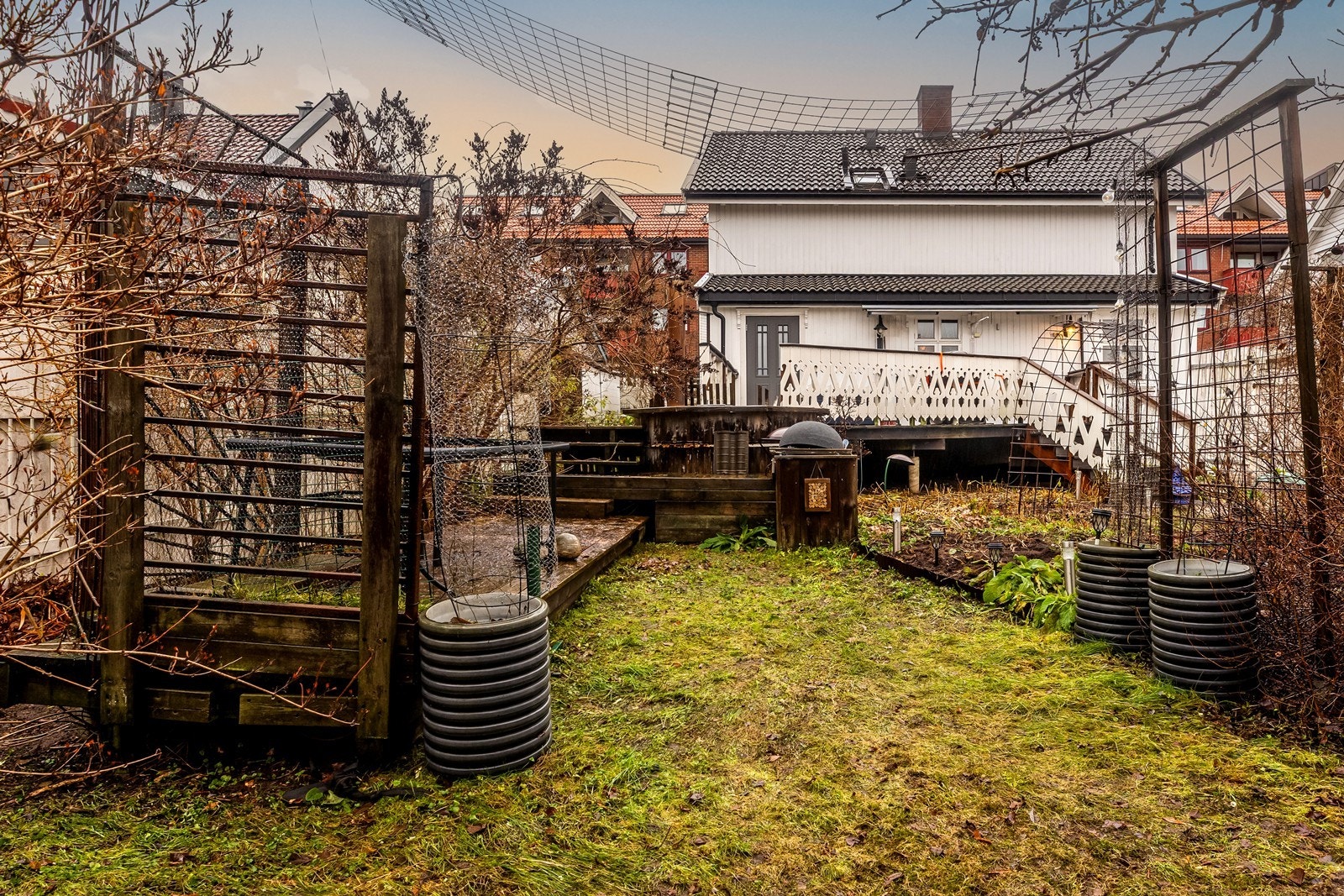Tomten er dels usjenert og gir gode muligheter for lek og rekreasjon. Galleribilde