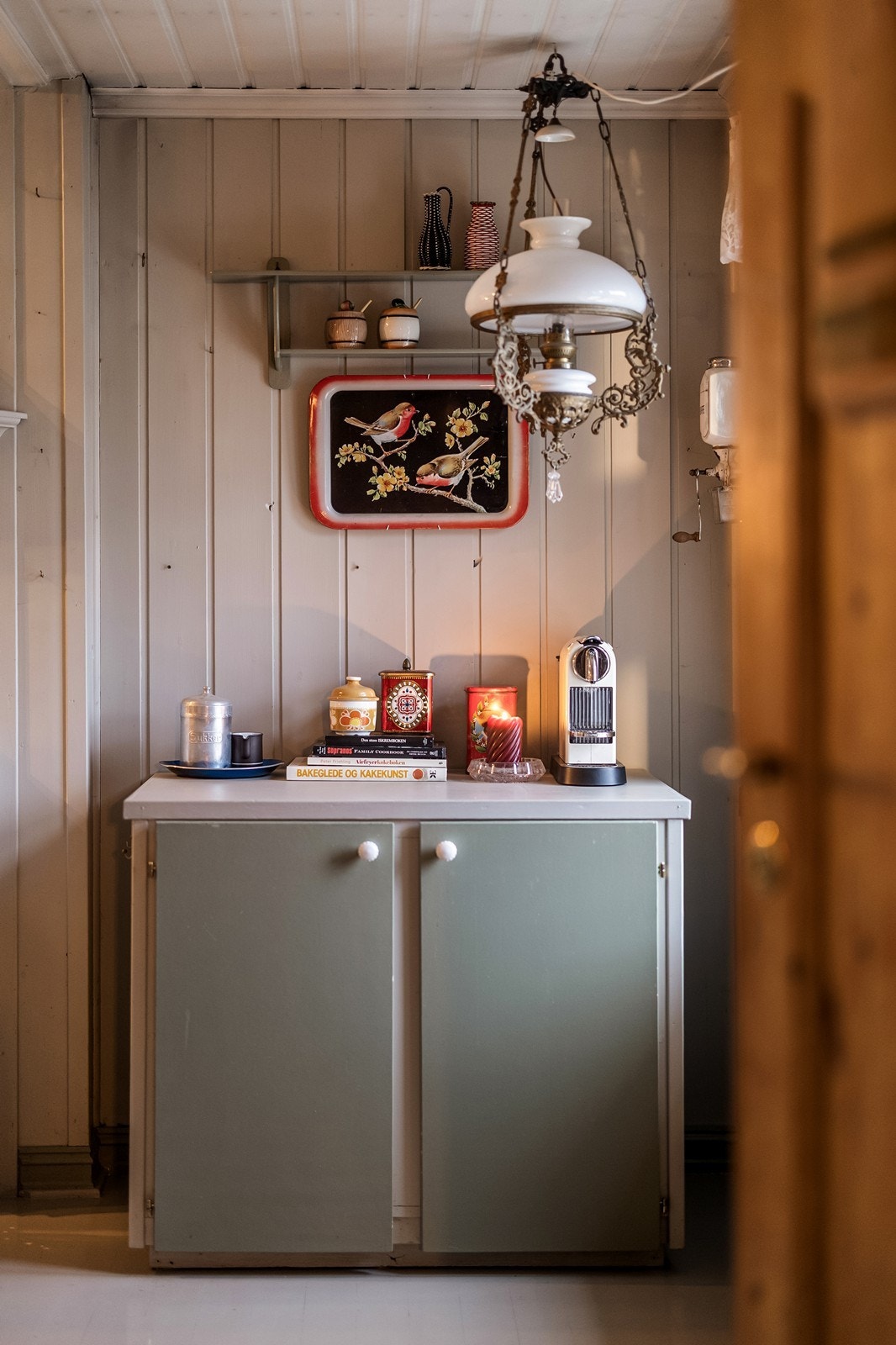 Praktiske detaljer og åpne hyller gir kjøkkenet et personlig preg. Galleribilde