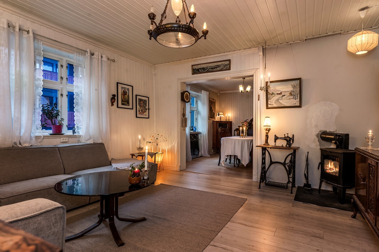 Fra stuen er det åpen passasje videre til spisestuen, noe som gir en sosial planløsning. Galleribilde