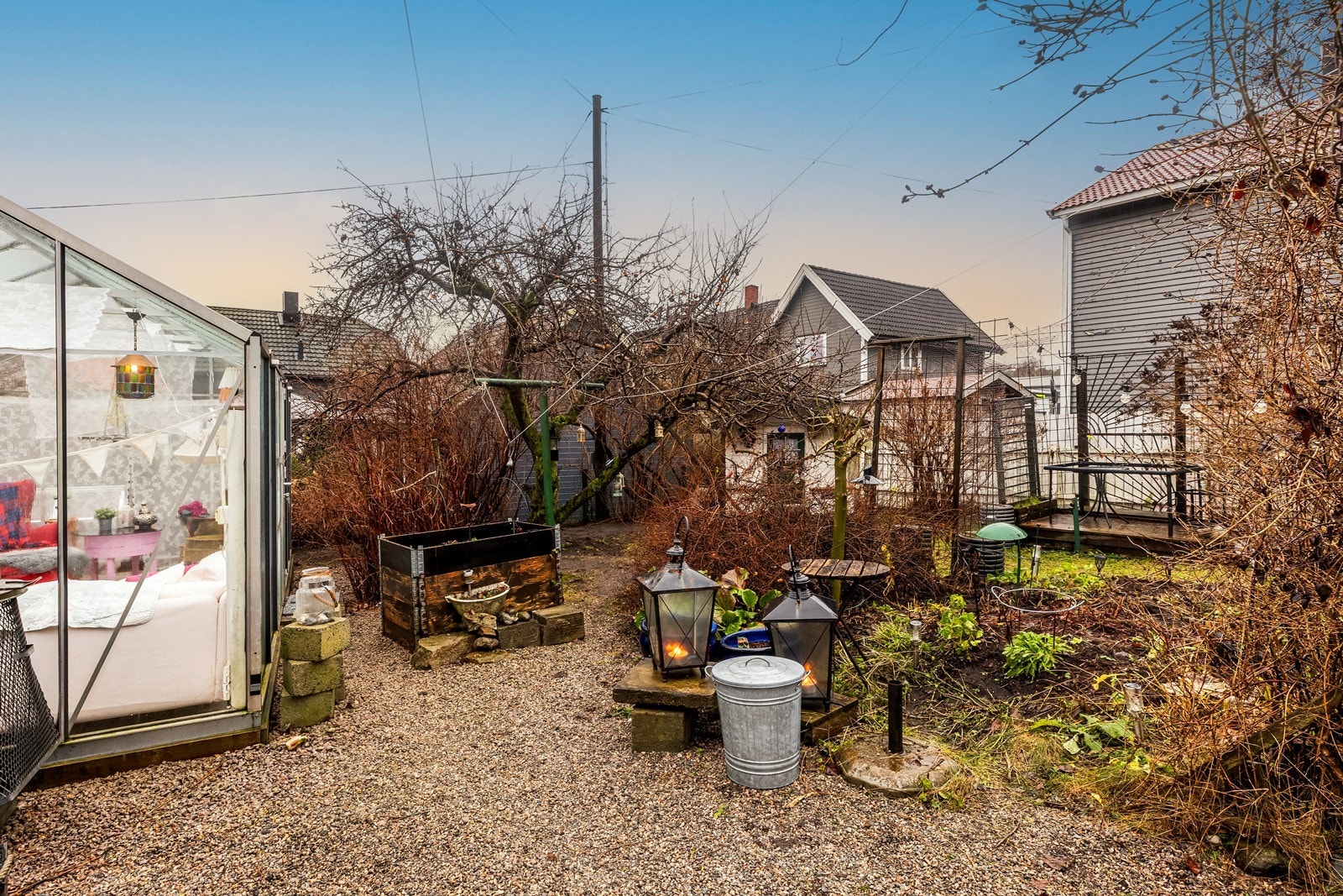 Hagen er opparbeidet med grusganger, plen og diverse beplantning. Galleribilde