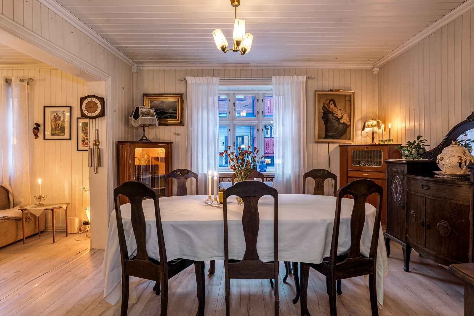 Rommet er lyst og har plass til et langbord for sosiale sammenkomster, i tillegg til flere lagringsmøbler og skjenk. Galleribilde