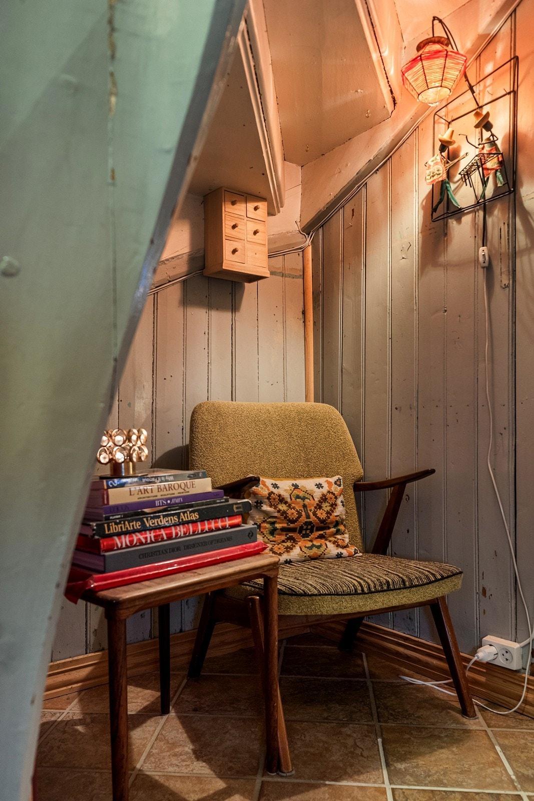 Under trappen er det en praktisk krok som kan utnyttes til oppbevaring eller en lesekrok. Galleribilde