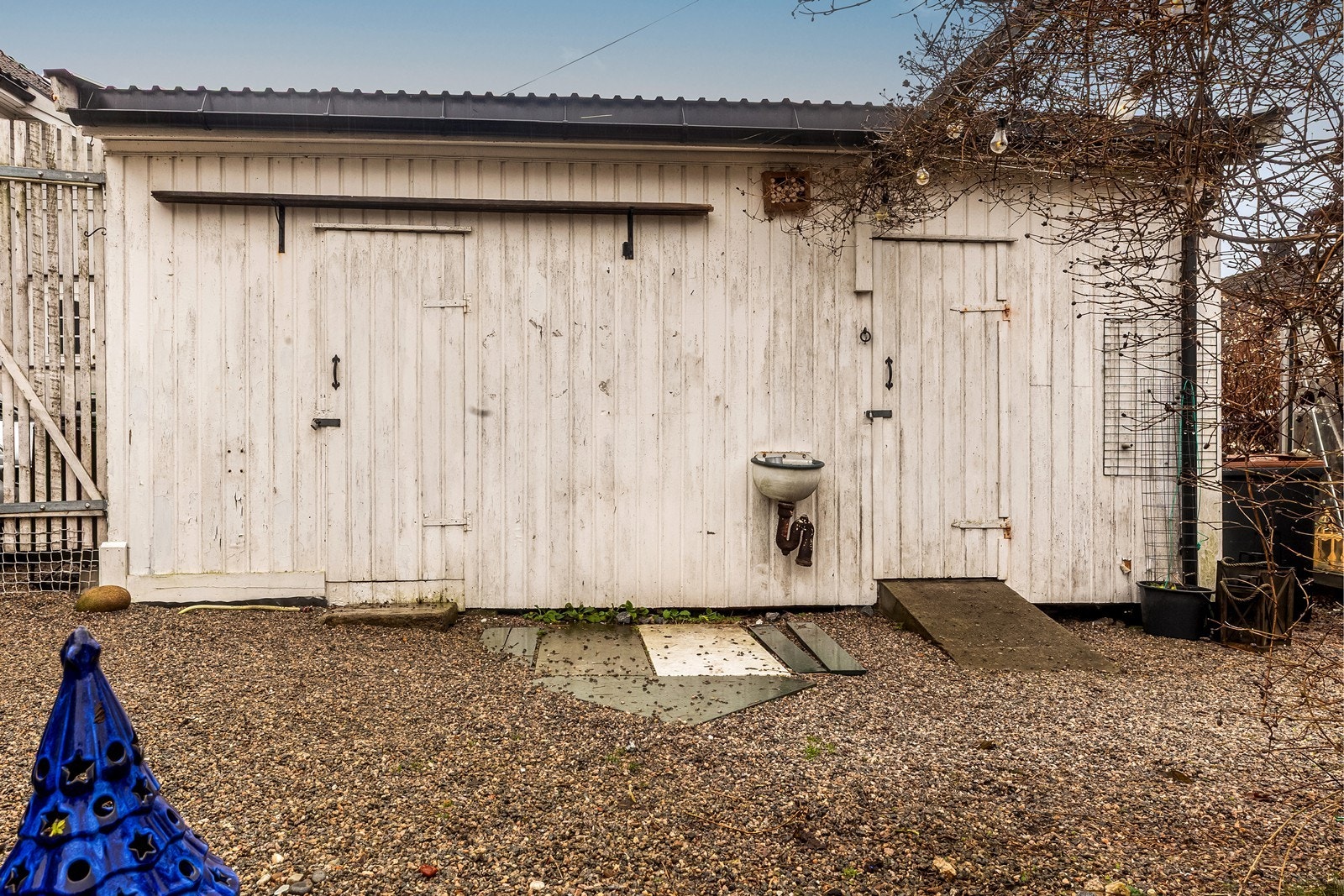 På tomten står et eldre uthus med god lagringsplass for hageredskaper og utstyr. Galleribilde