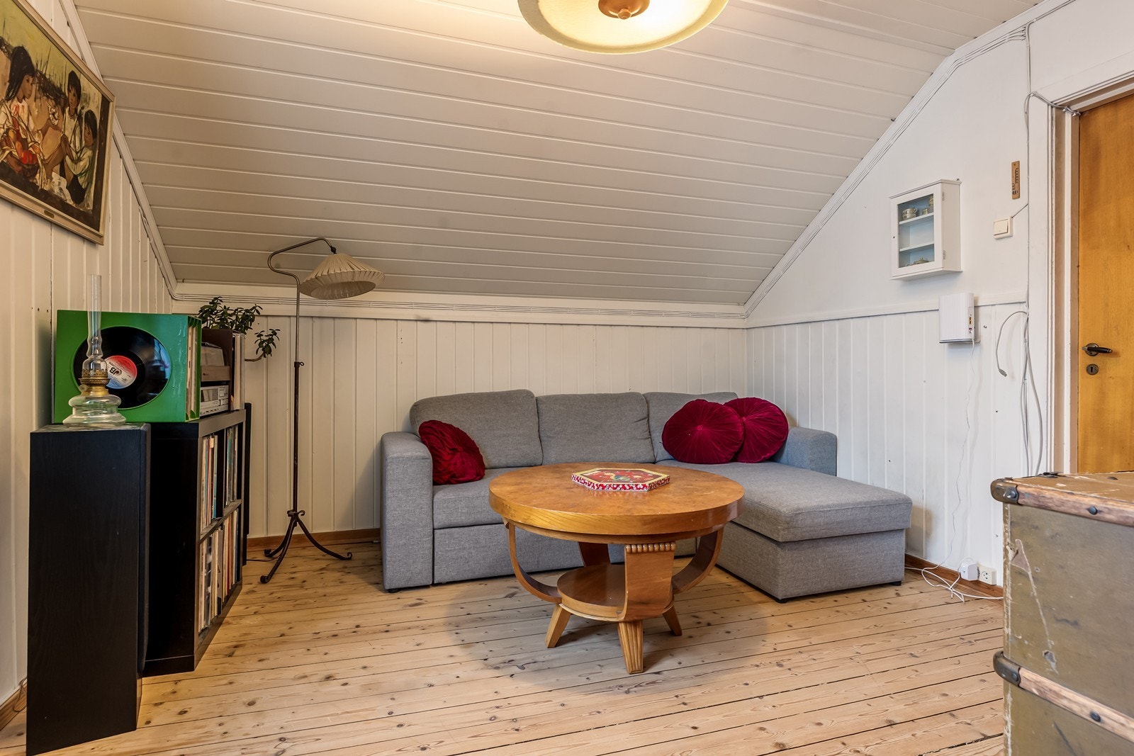 Skråtaket gir rommet en koselig og intim karakter. Galleribilde