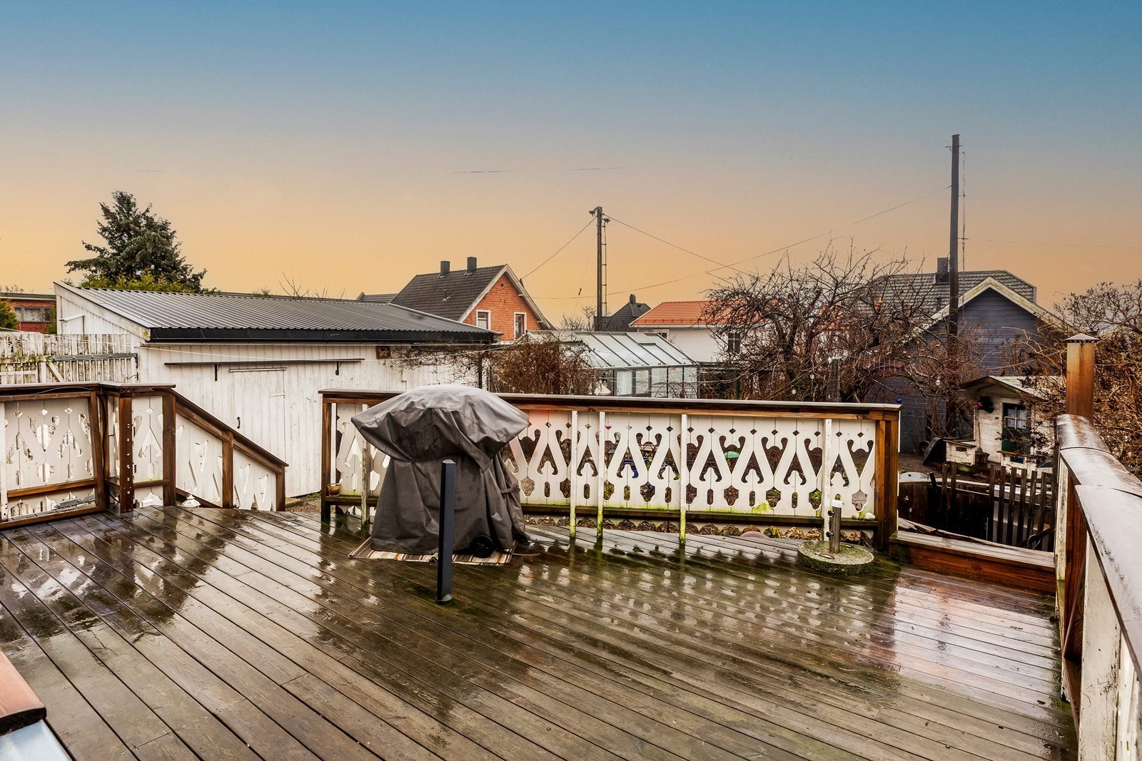 Fra første etasje er det utgang til en stor, vestvendt veranda, som også utgjør inngangspartiet. Galleribilde