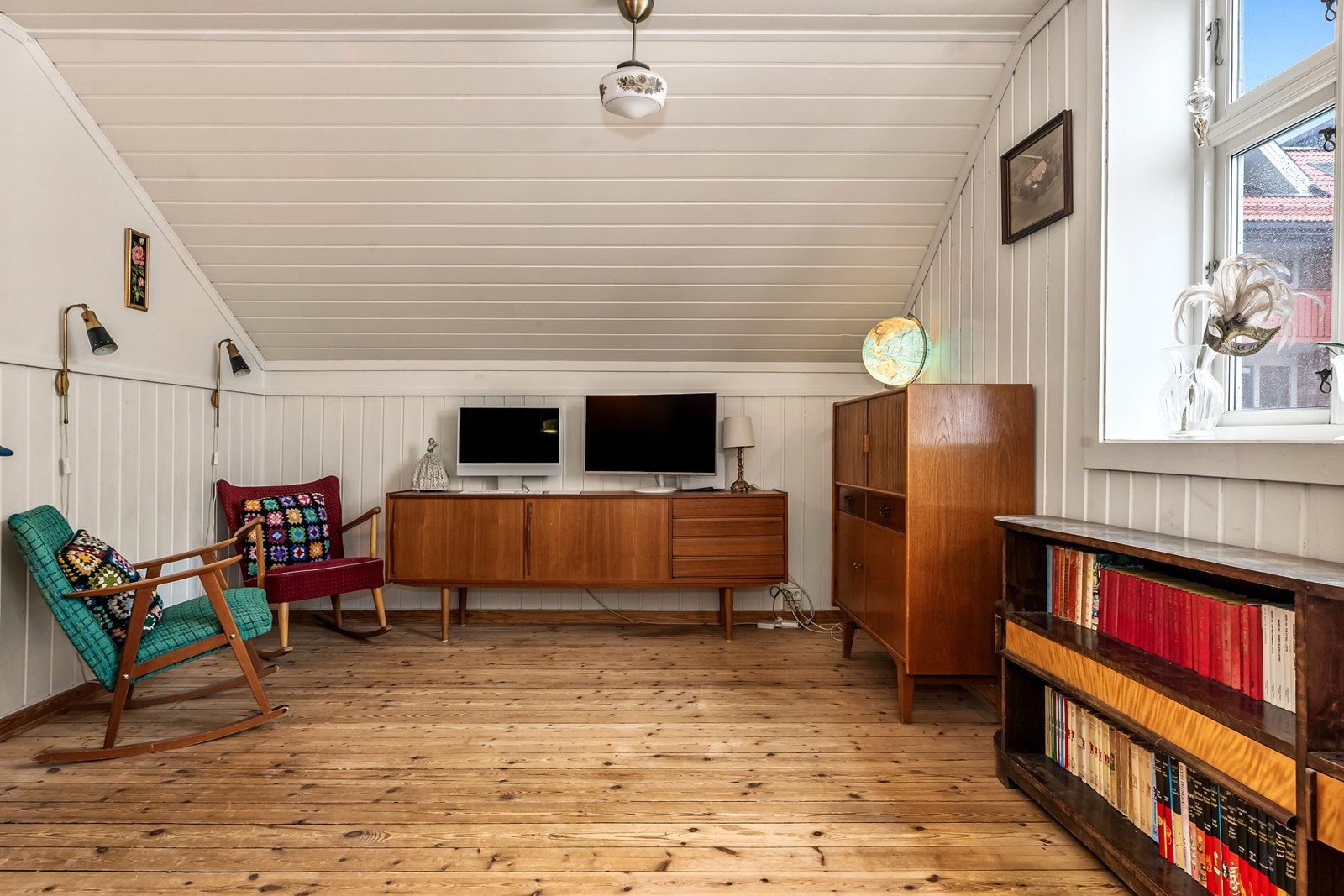 Loftstuen er et allsidig rom med originale tregulv og panelkledde vegger. Galleribilde