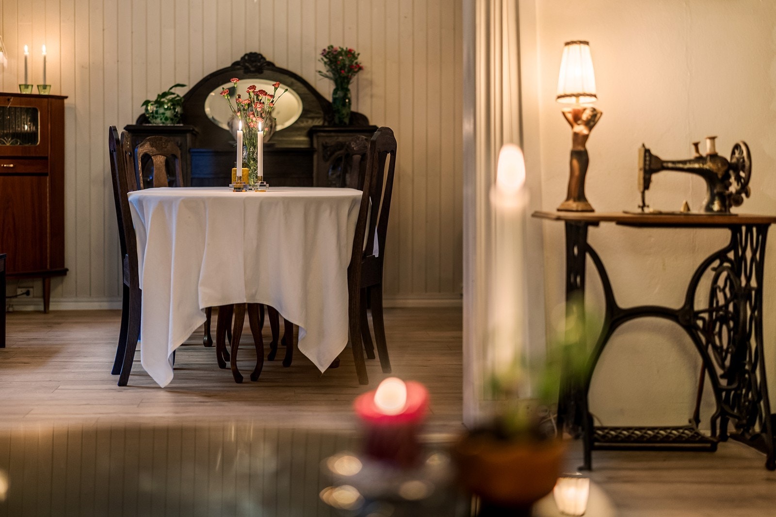 Klassiske detaljer og panel på veggene understreker boligens stil. Galleribilde