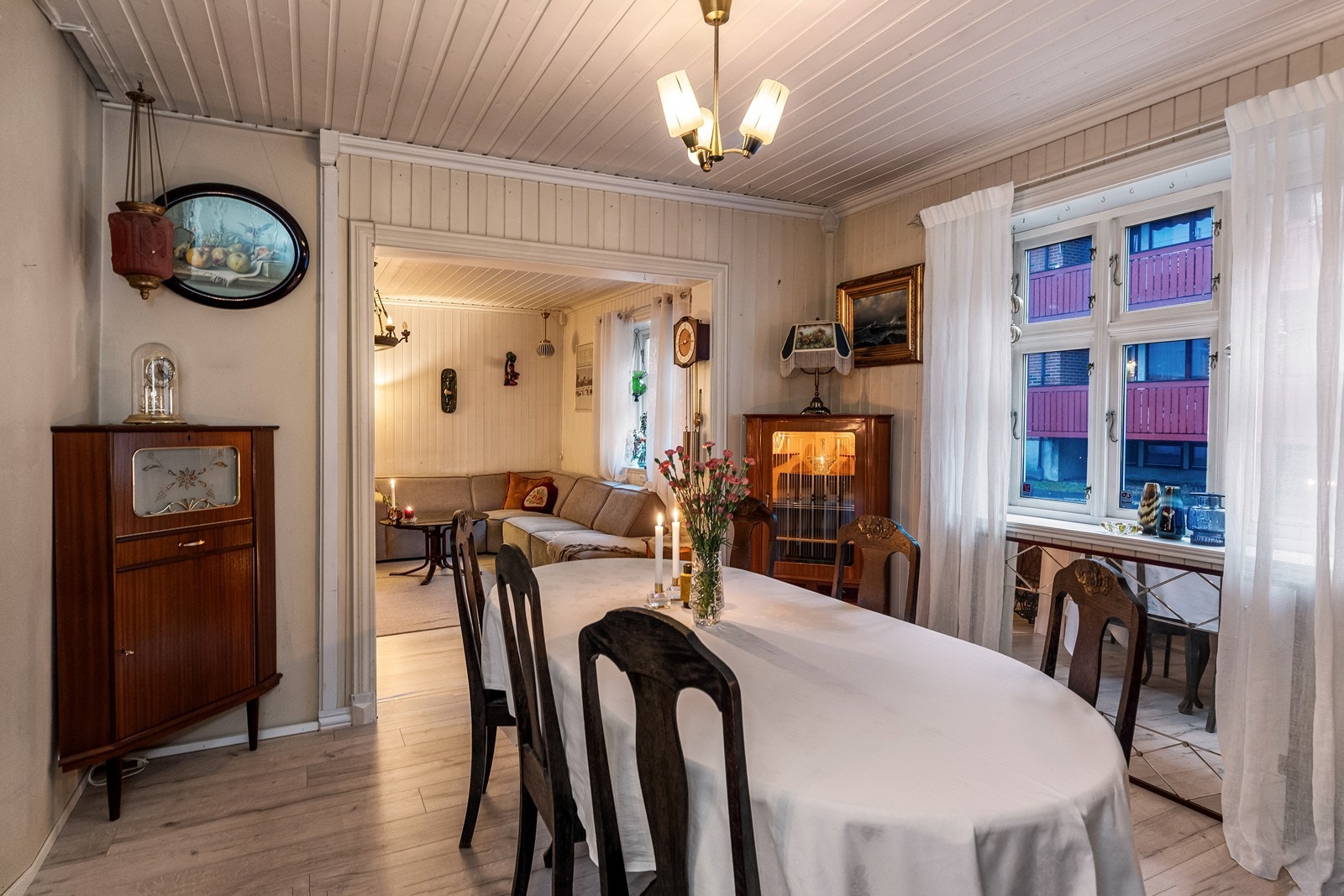 Spisestuen har en åpen løsning mot stuen, som skaper en god romflyt. Galleribilde