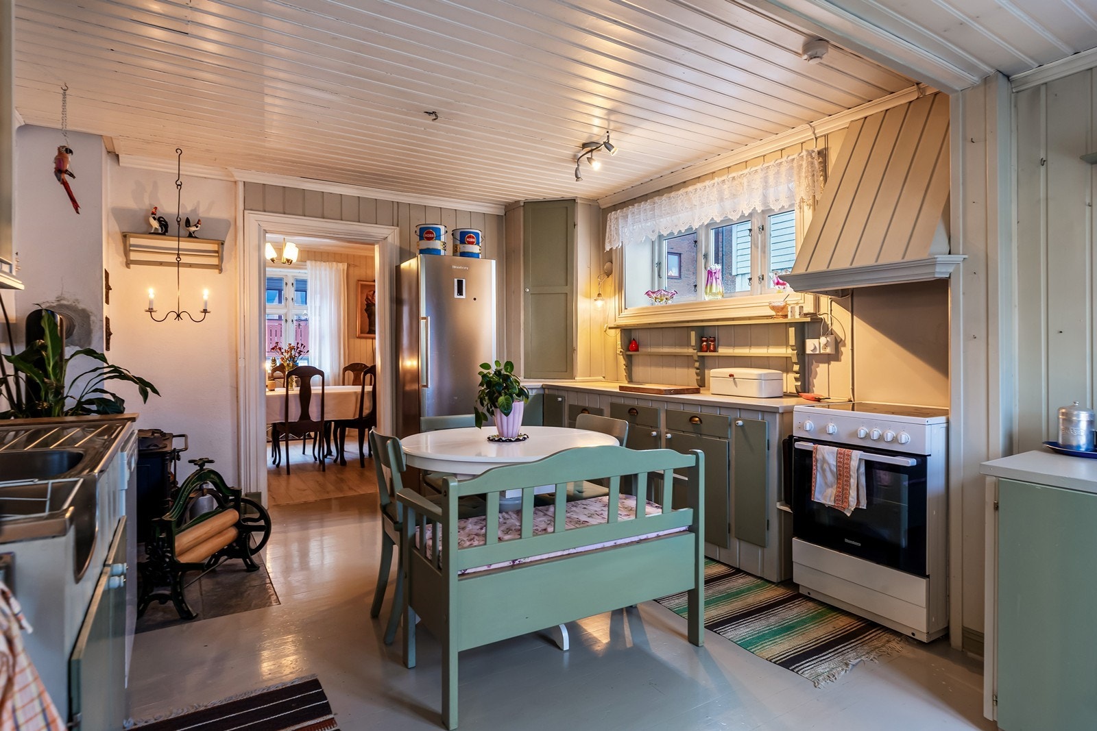 Innredningen har en tradisjonell stil med både slette og profilerte fronter, og det er god lagringsplass. Galleribilde