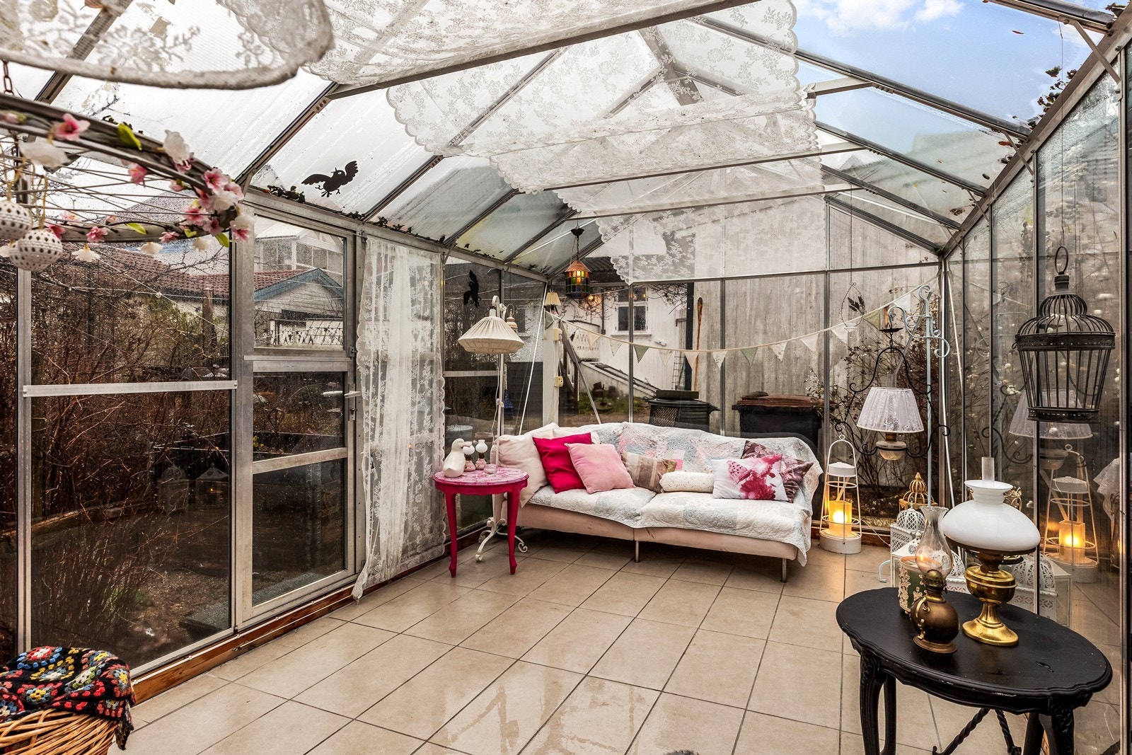 Drivhuset er praktisk innredet som en hagestue, et ekstra oppholdsrom i hagen. Galleribilde