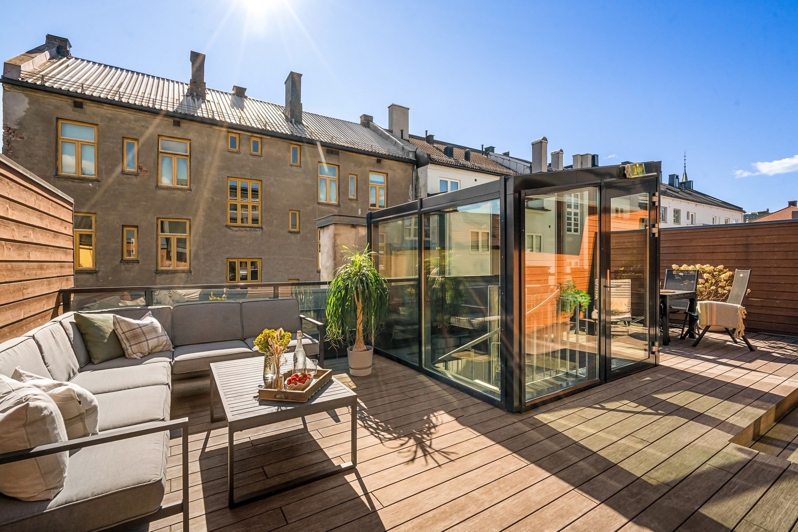 Solrik felles takterrasse med utemøblement og grill. Galleribilde