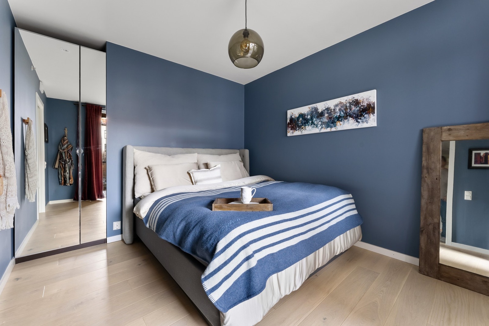 Stort hovedsoverom med god plass til dobbeltseng, nattbord og garderobe. Galleribilde