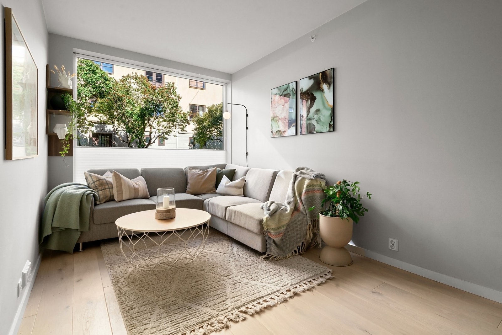 Store vindusflater sørger for godt med lysinnslipp og en luftig romfølelse. Galleribilde