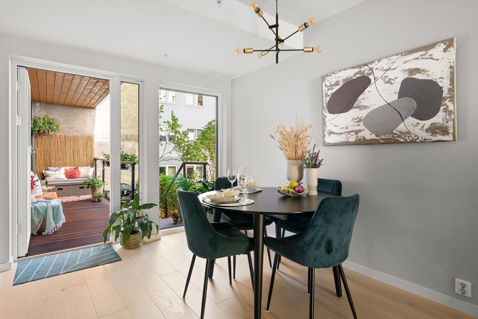 God plass til spisebord i tilknytning til kjøkkenet. Galleribilde