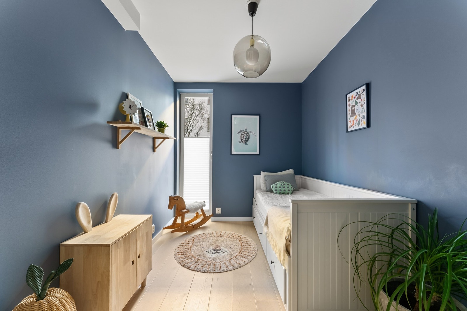 Soverom 2 er av god størrelse med plass til seng og øvrig møblement. Galleribilde