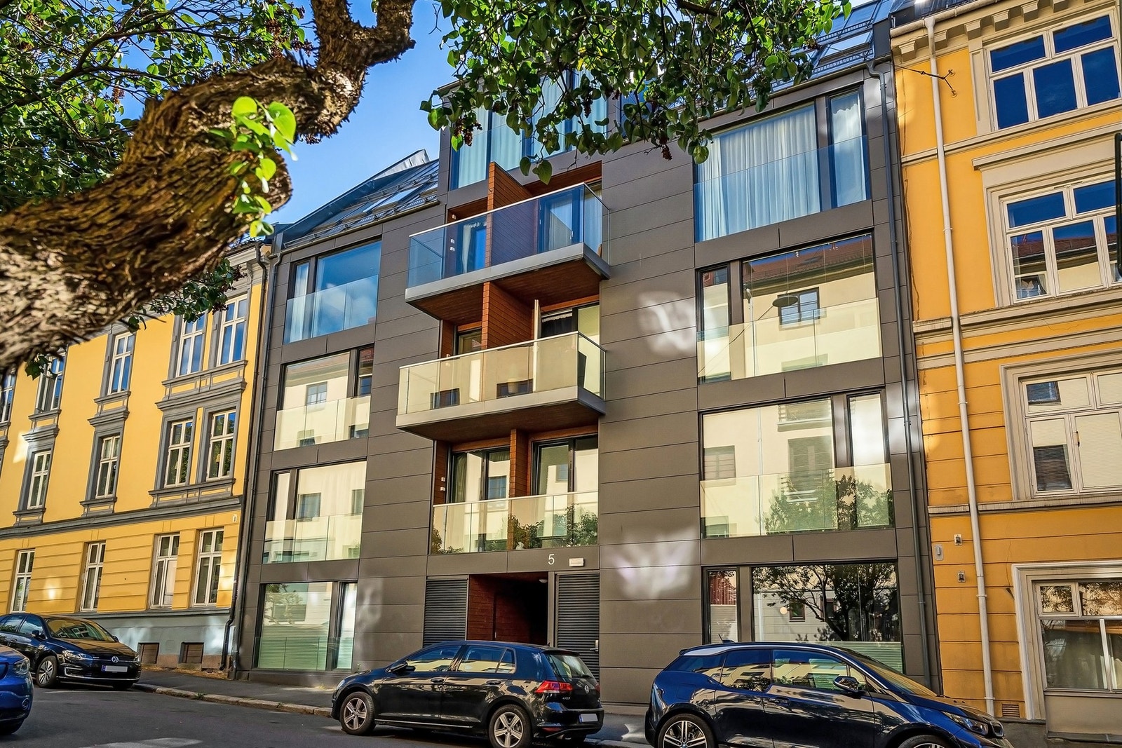 Moderne og anerkjent bygg i rolig sidegate. Galleribilde