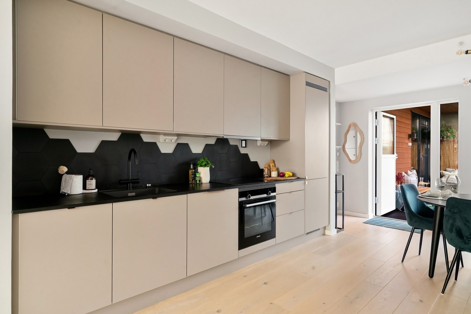 Integrerte hvitevarer inkluderer platetopp, stekeovn, oppvaskmaskin og kjøl-/fryseskap. Galleribilde