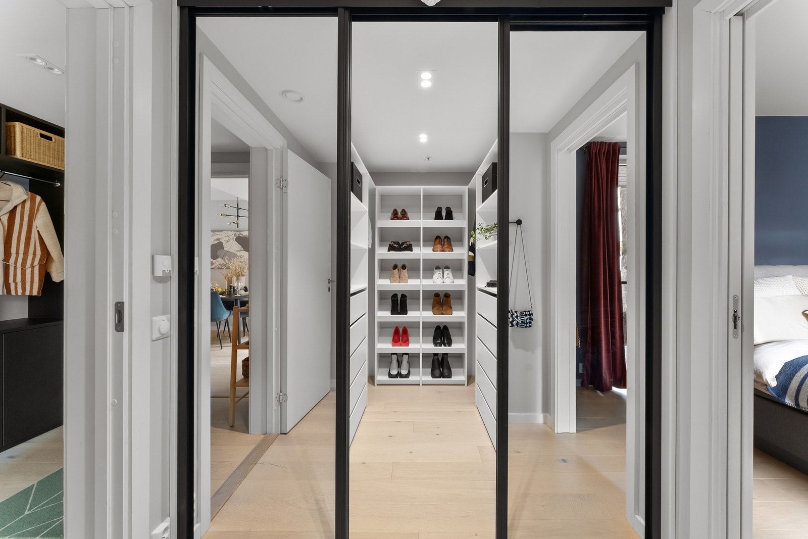 Lekker og romslig walk-in-garderobe i tilknytning til soverommet. Galleribilde