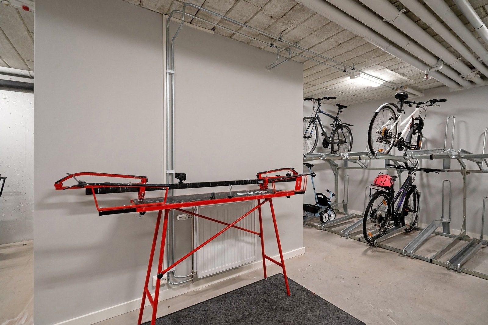 Sameiet har felles sykkelparkering og skismørestasjon. Galleribilde