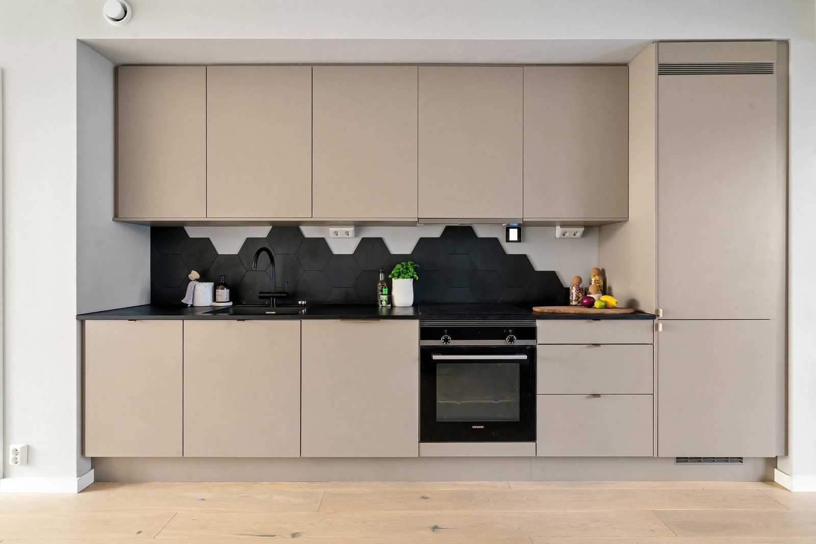 Pent kjøkken i åpen og sosial løsning mot stuen. Galleribilde