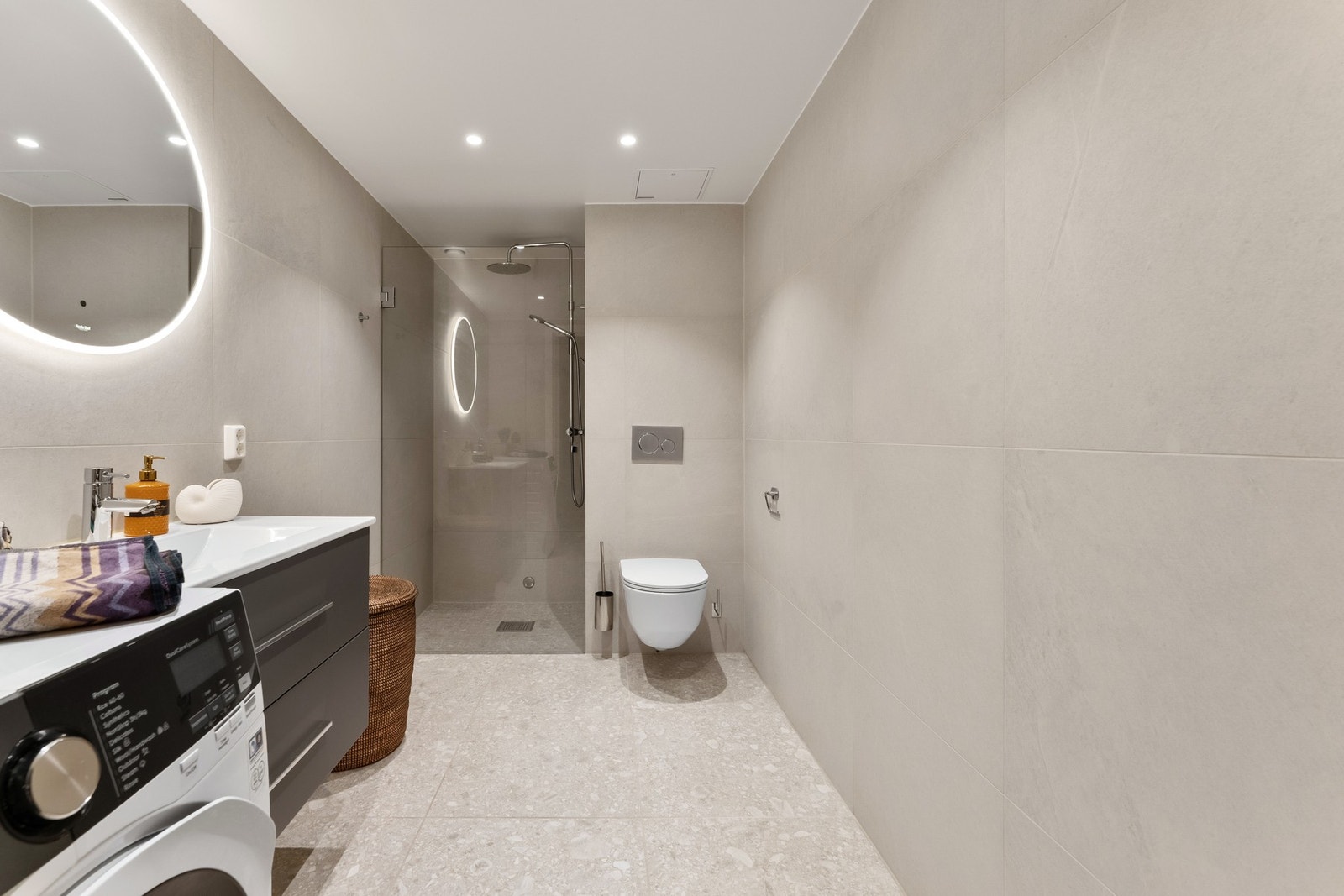 Delikat bad med downlights i himling og vannbåren varme i gulv. Galleribilde