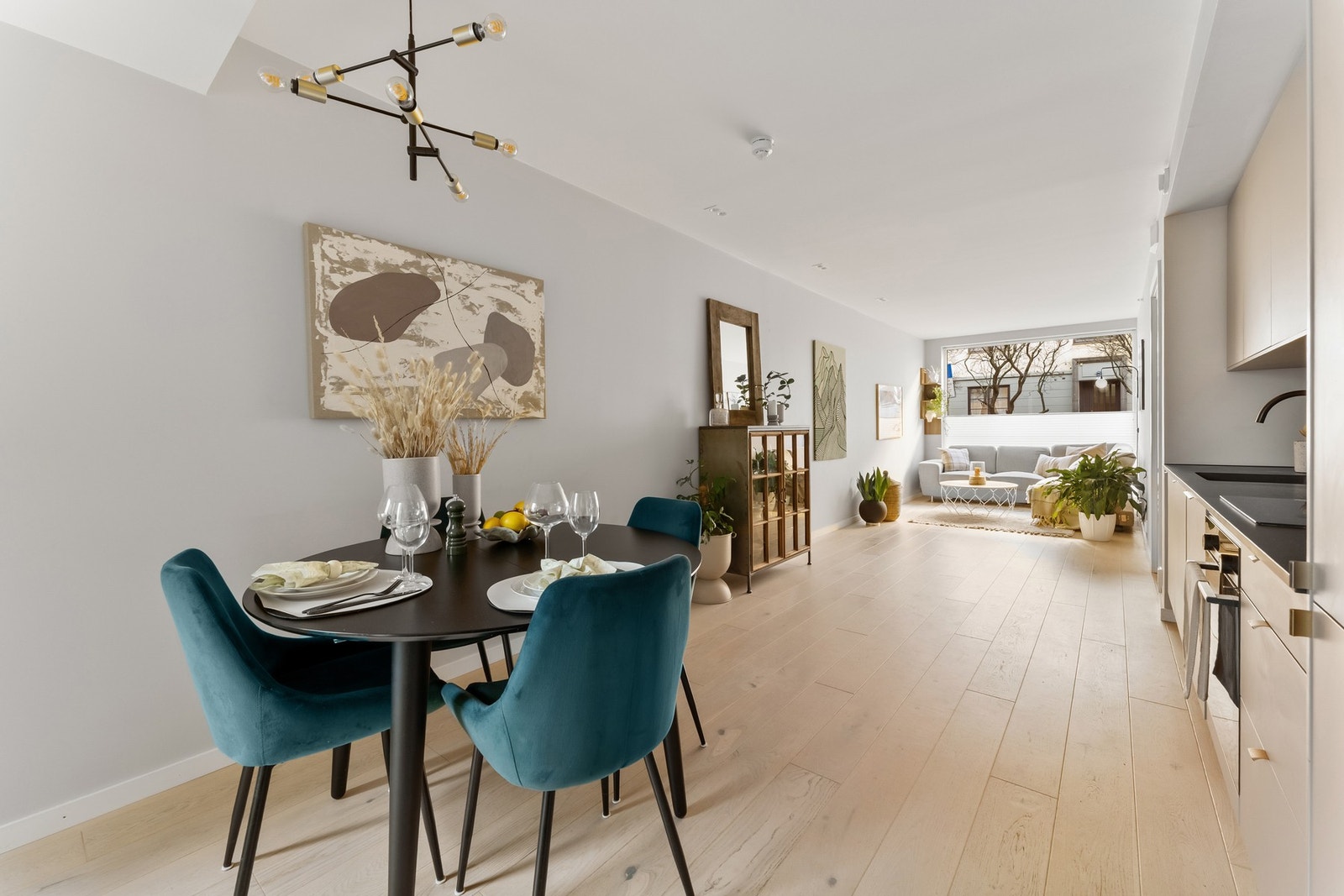 Romslig oppholdsrom med naturlig inndeling mellom spise- og sofasonen. Galleribilde