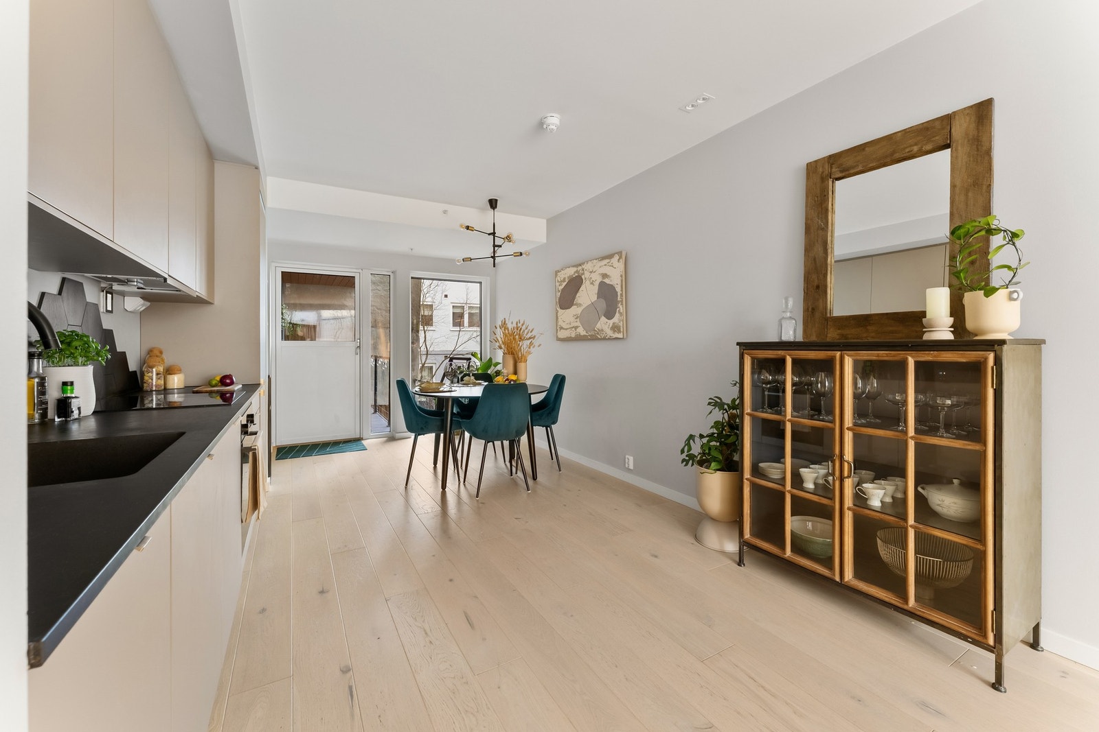 Leiligheten fremstår som gjennomført og innbydende, med lyse overflater og 1-stavs parkett på gulv. Galleribilde