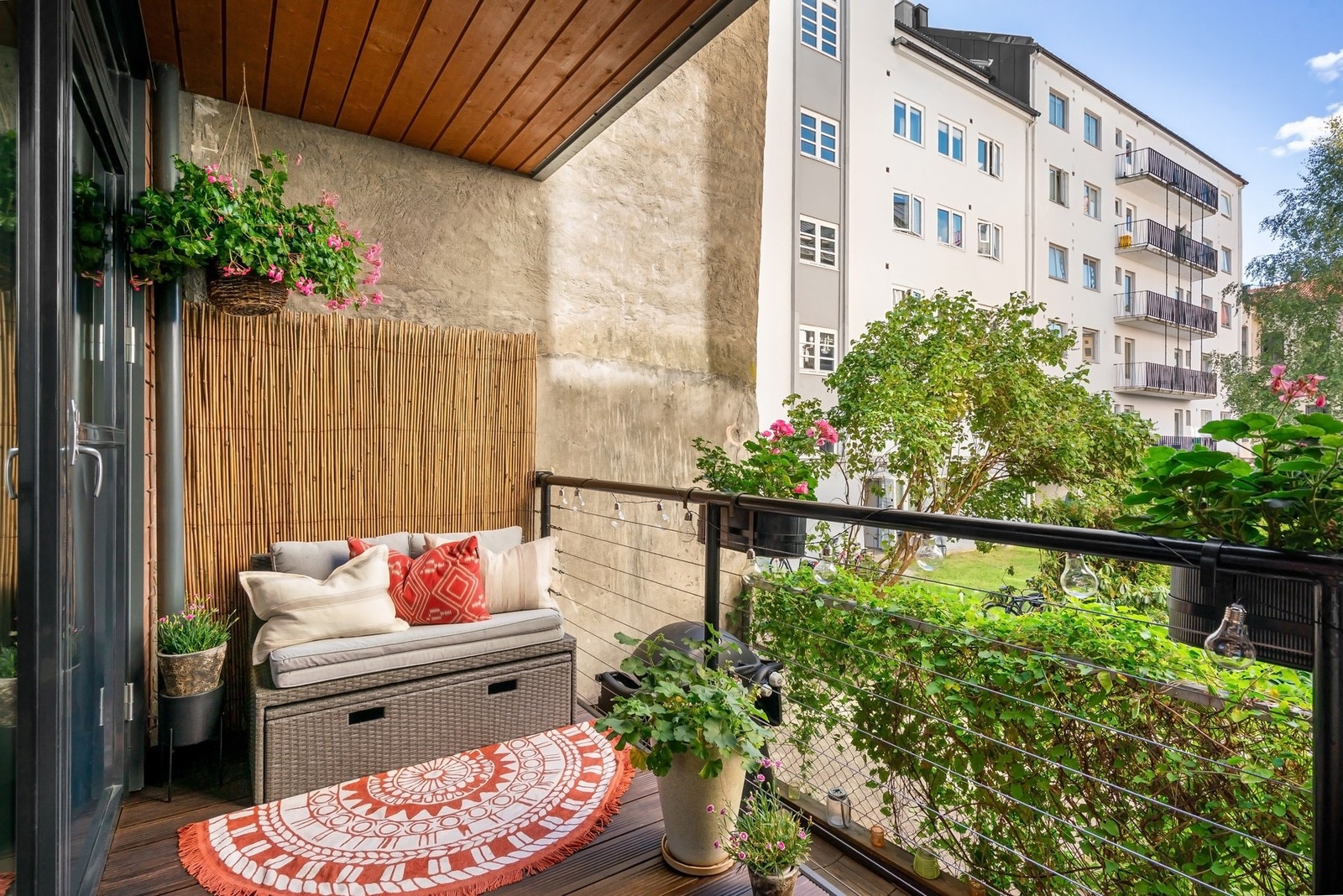 Uteplassen vender mot skjermet og frodig gårdsrom. Galleribilde