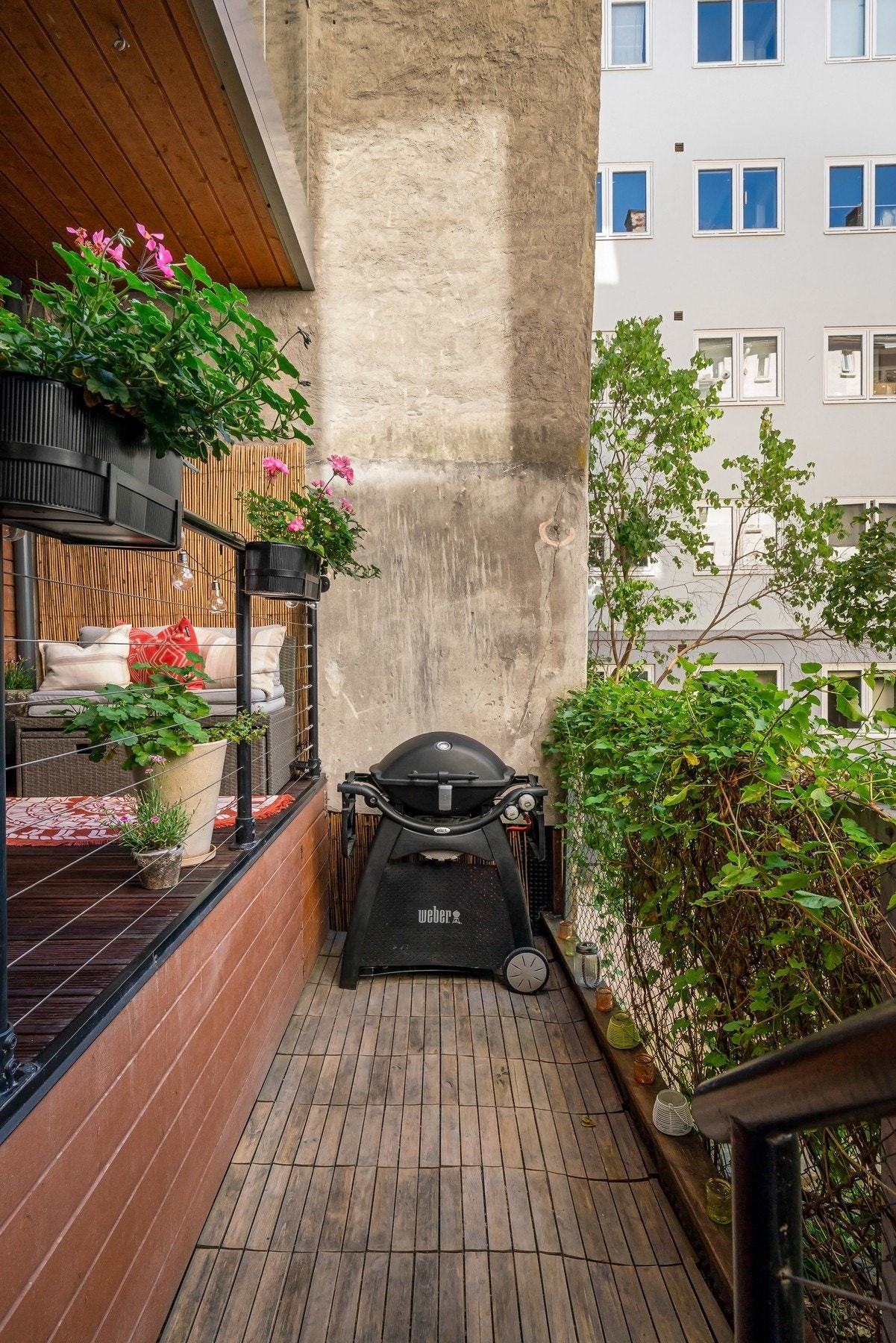 God plass til sittegruppe, grill og beplantning. Galleribilde