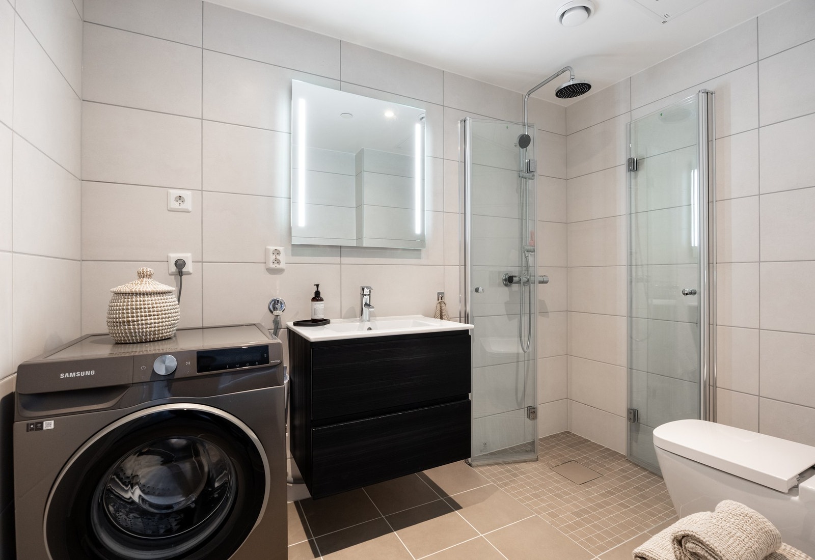 Hovedsoverommet har et delikat flislagt en-suite bad. Galleribilde