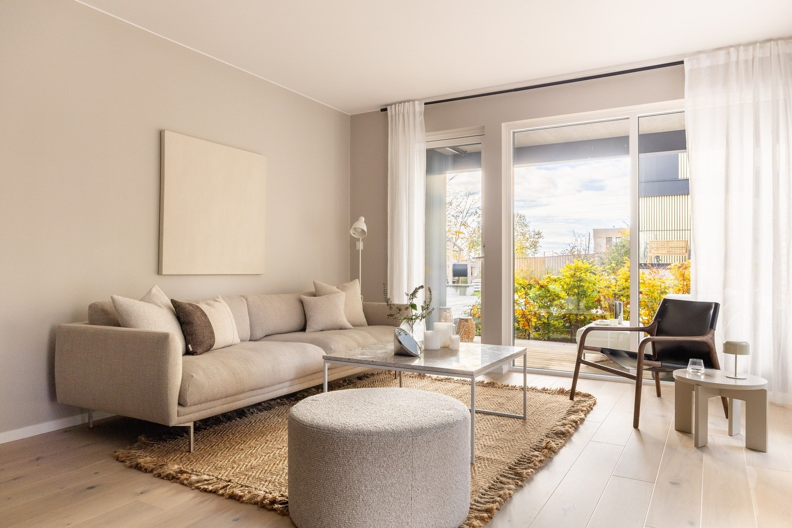 Det er store vindusflater som slipper inn rikelig med naturlig lys. Galleribilde