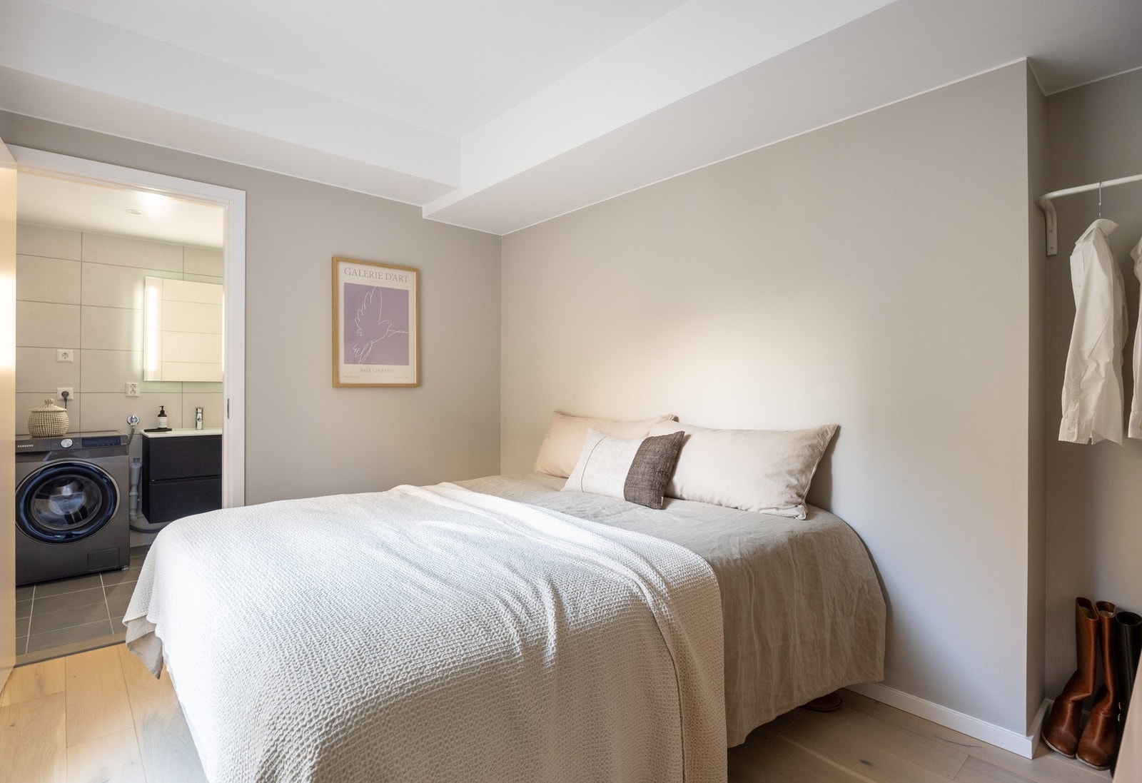 Hovedsoverommet er meget romslig med god plass for stor dobbeltseng og tilhørende nattbord på hver side. Galleribilde