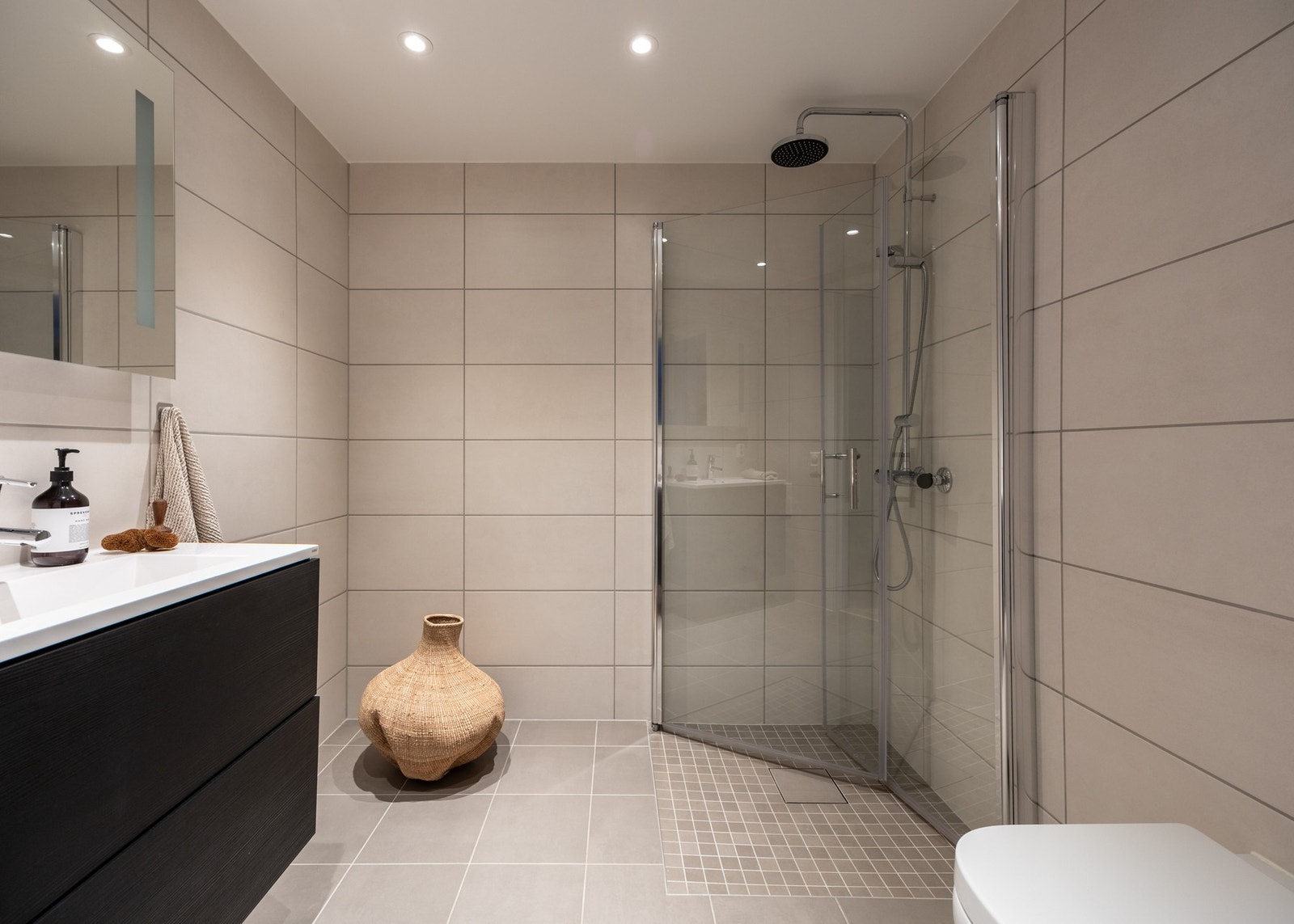 Bad 2 ved mellomgangen er helfliset i delikat utførelse. Galleribilde