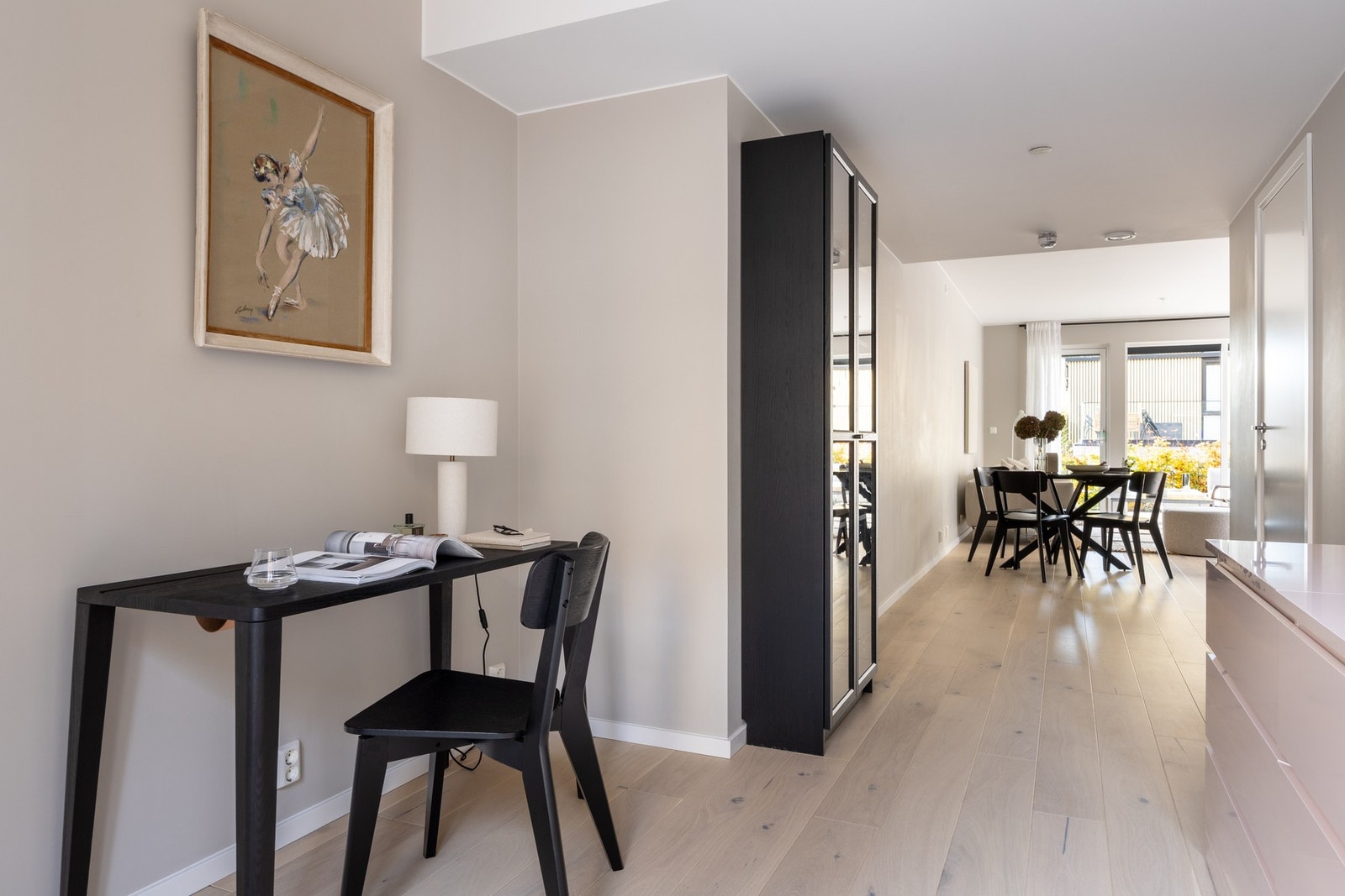 Videre har man en praktisk TV-stue, eventuelt kontor. Galleribilde