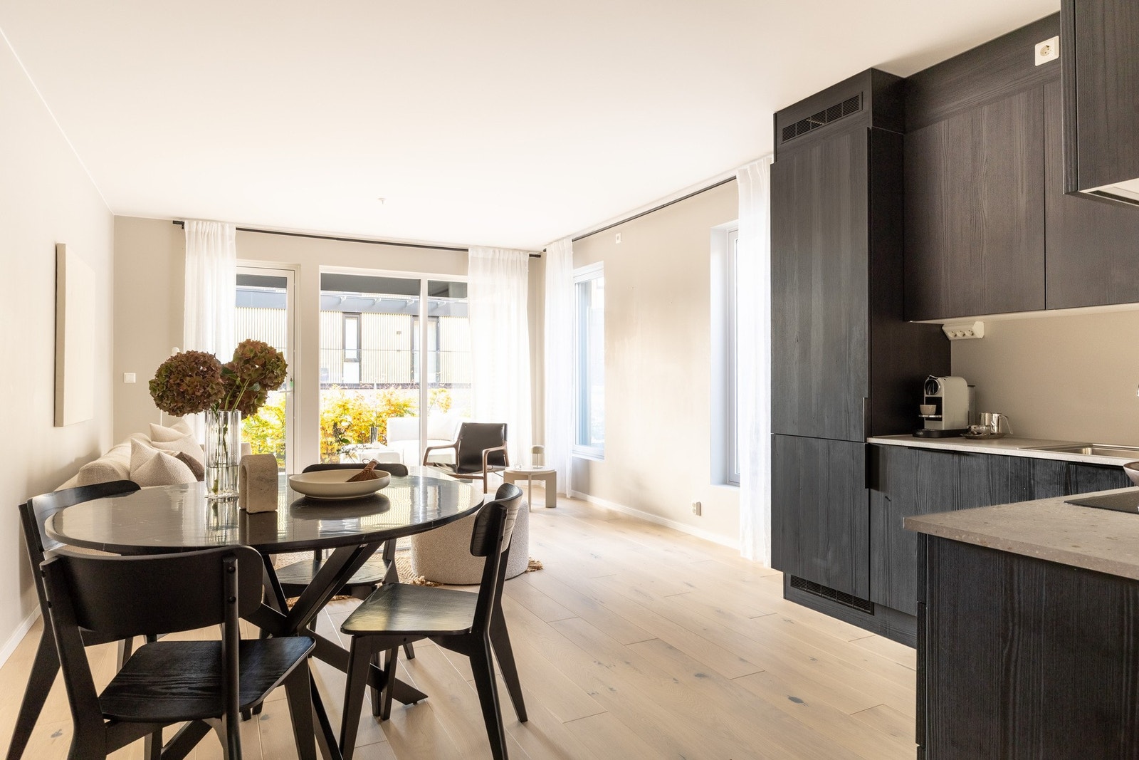 Legg merke til den flotte hvitpigmenterte 1-stavs parketten. Galleribilde