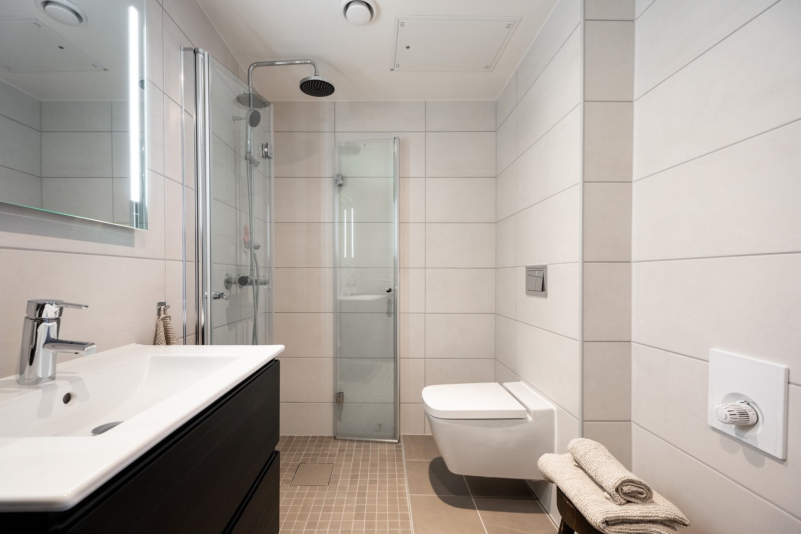 Her er det opplegg og plass for både vaskemaskin og tørketrommel. Galleribilde