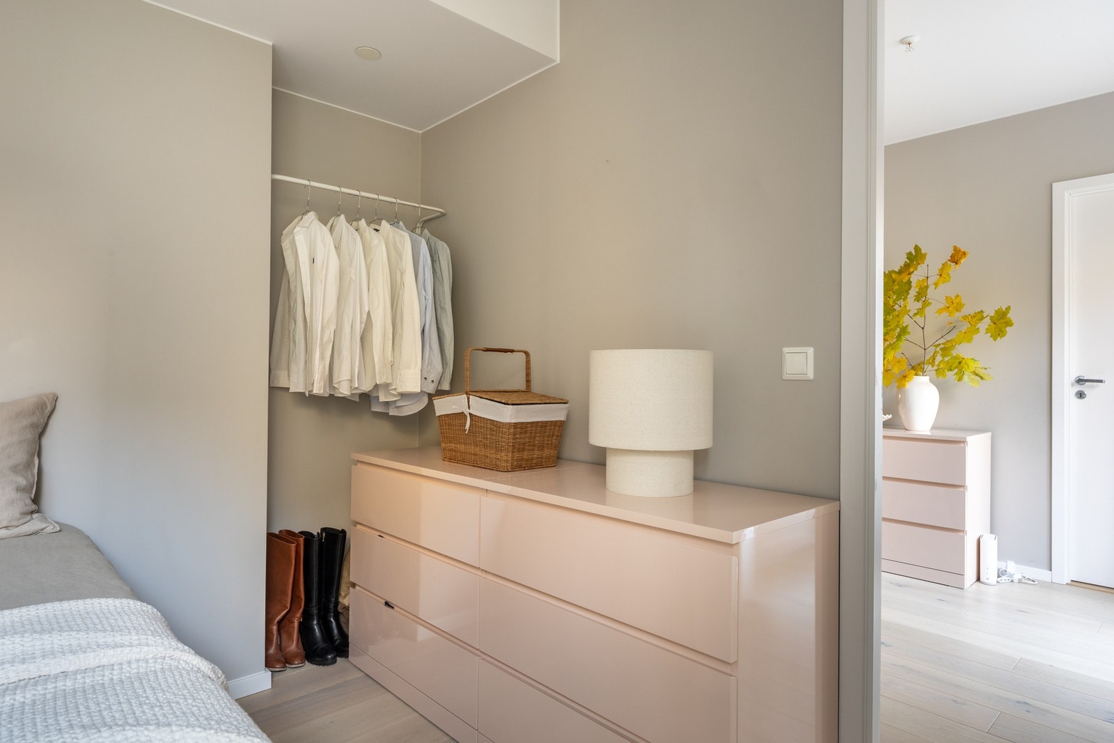 Det er rikelig med oppbevaringsplass for klær og annet tilbehør. Galleribilde