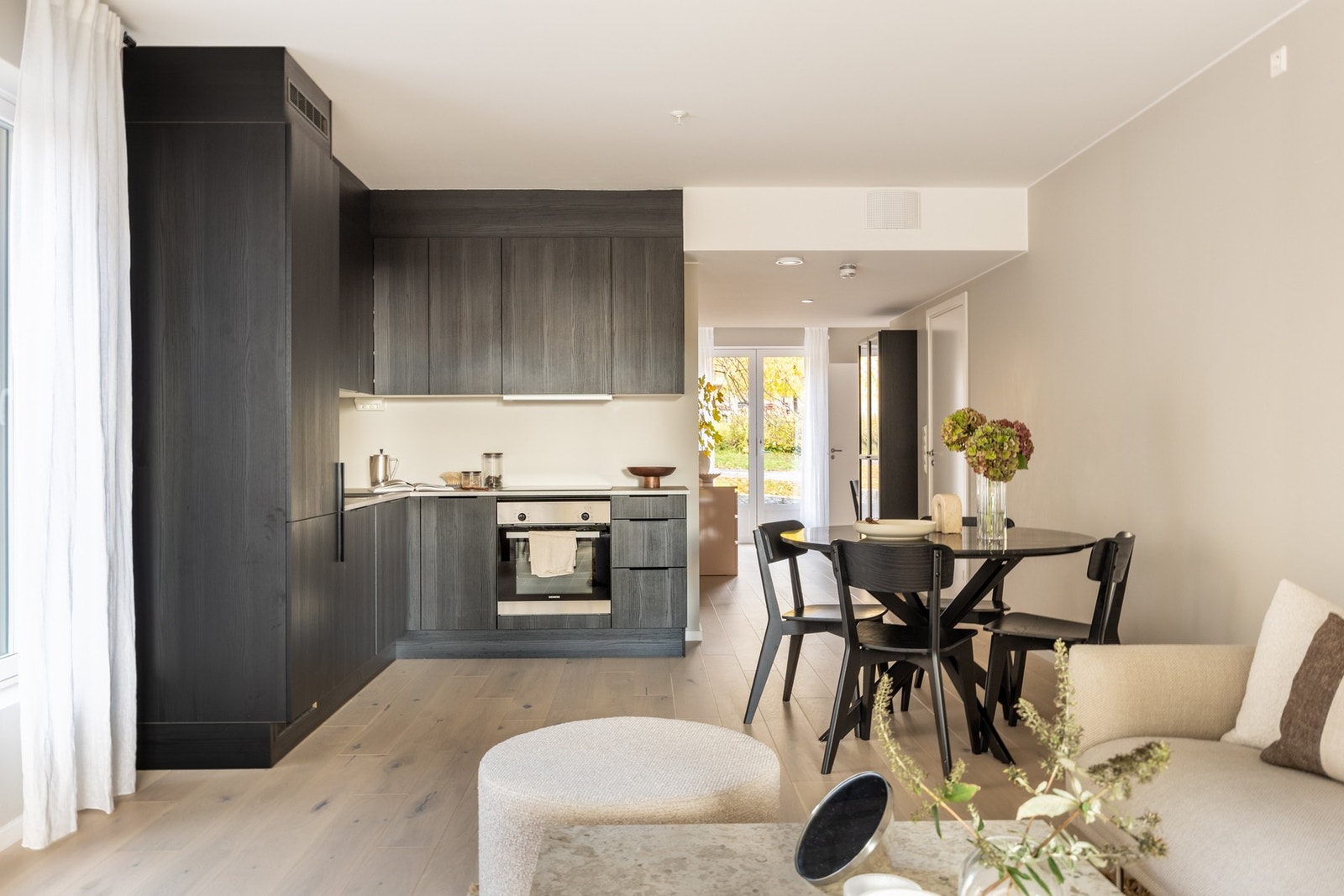 Sosial åpen løsning mellom stuen og kjøkkenet gjør dette til et praktisk allrom med plass til familie og venner. Galleribilde