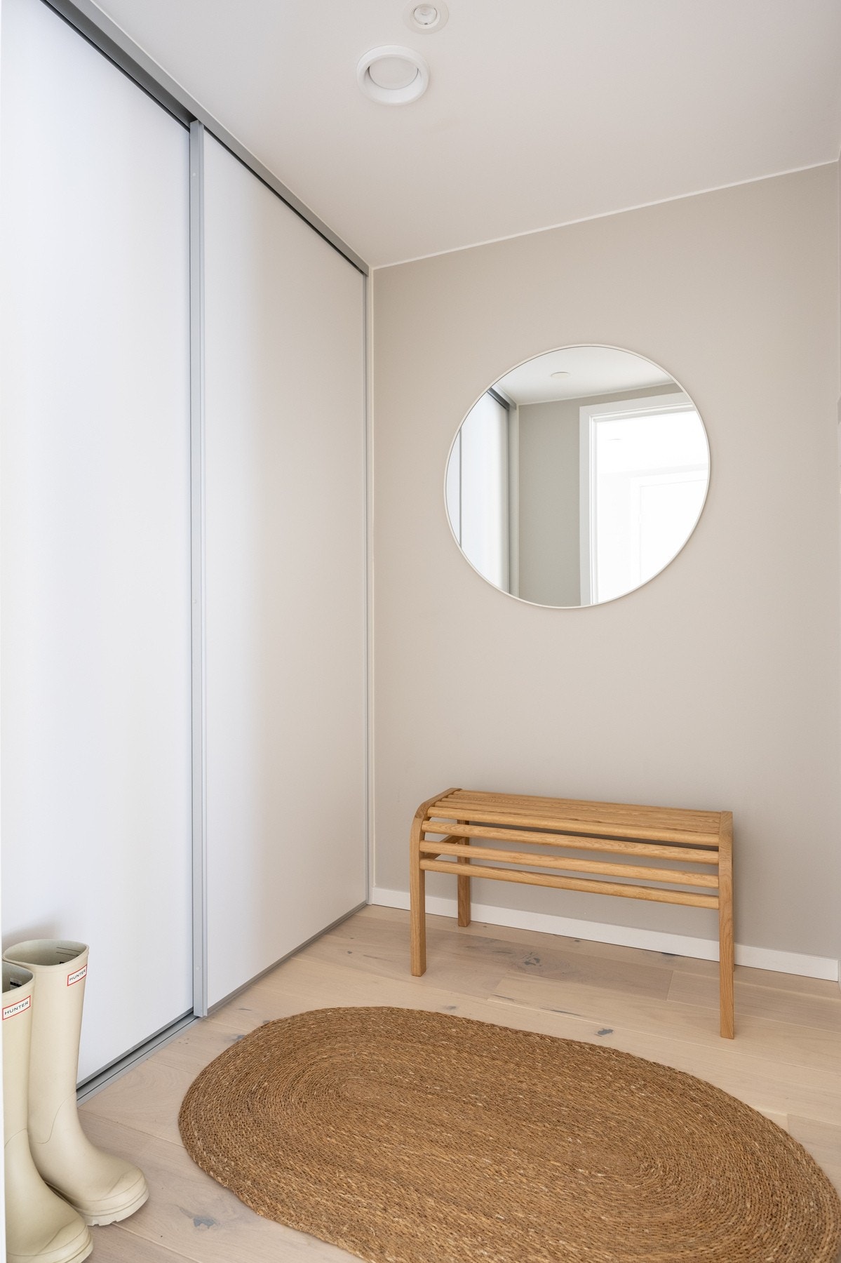 Romslig entré med plass for oppbevaring i stor skyvedørsgarderobe. Galleribilde