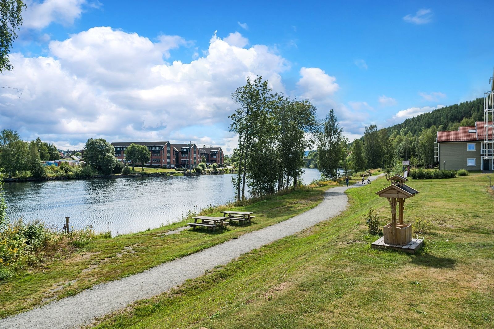 Fine turstier langs kanalen Galleribilde