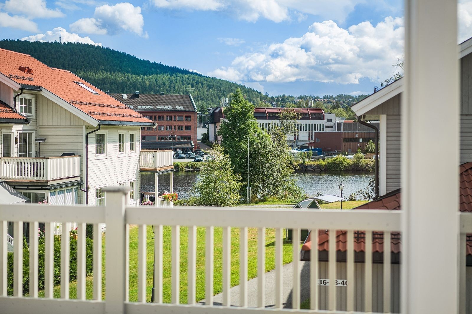 Flott utsikt mot kanalen fra terrassen. Galleribilde