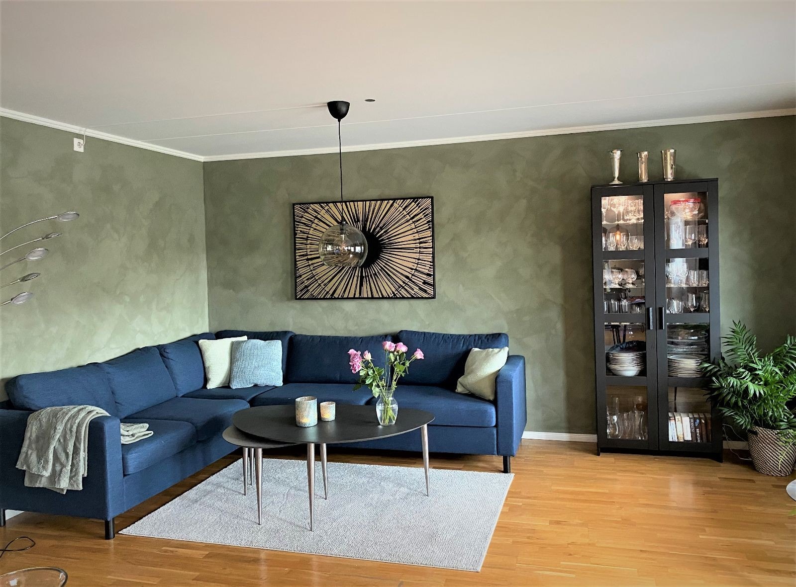 Stuen har per i dag andre farger enn hvit som på andre bilder. Galleribilde