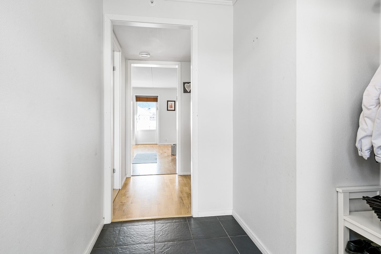 Gang med plass til yttertøy og sko Galleribilde