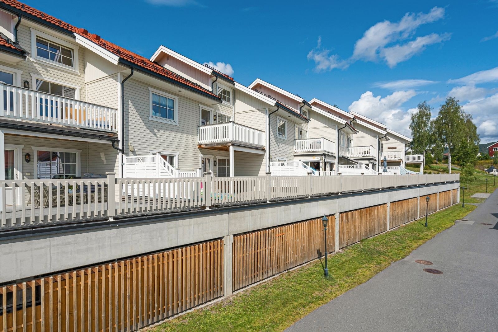 Rolig nabolag med lekeplass og grøntarealer Galleribilde