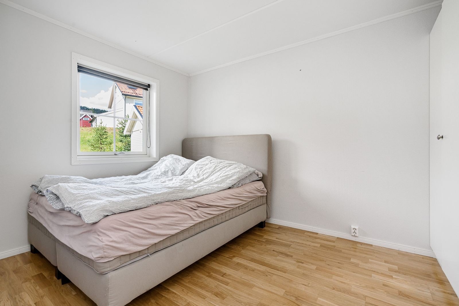 Hovedsoverom med plass til dobbeltseng. Garderobeskap på soverommet. Galleribilde