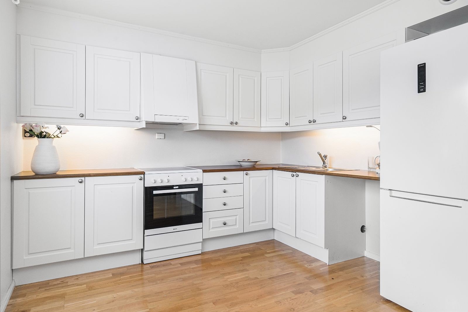 Kjøkkeninnredning med lyse fronter Galleribilde